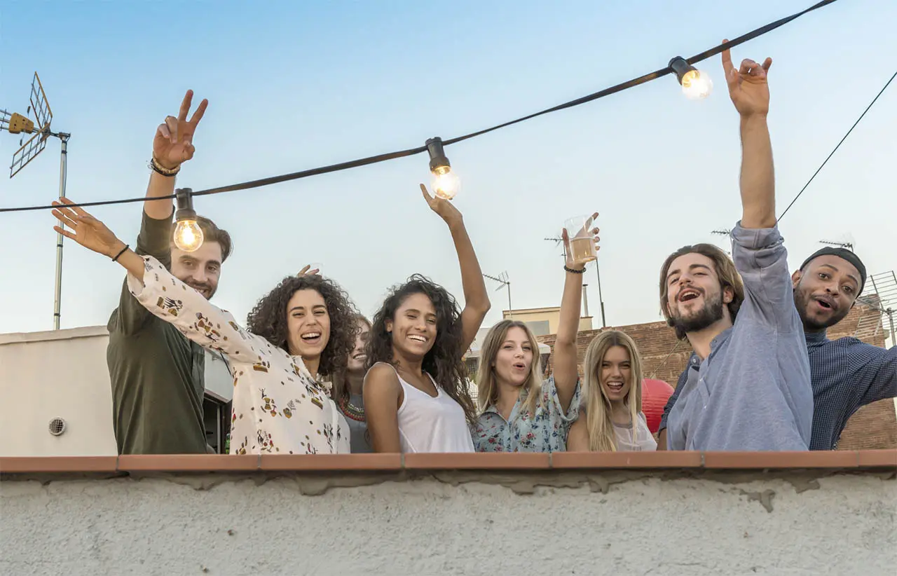 Jóvenes estudiantes empoderados al acceder a mejores oportunidades y experiencias únicas de trabajo y estudio con los programas de intercambio de Pelican Cultural Exchange